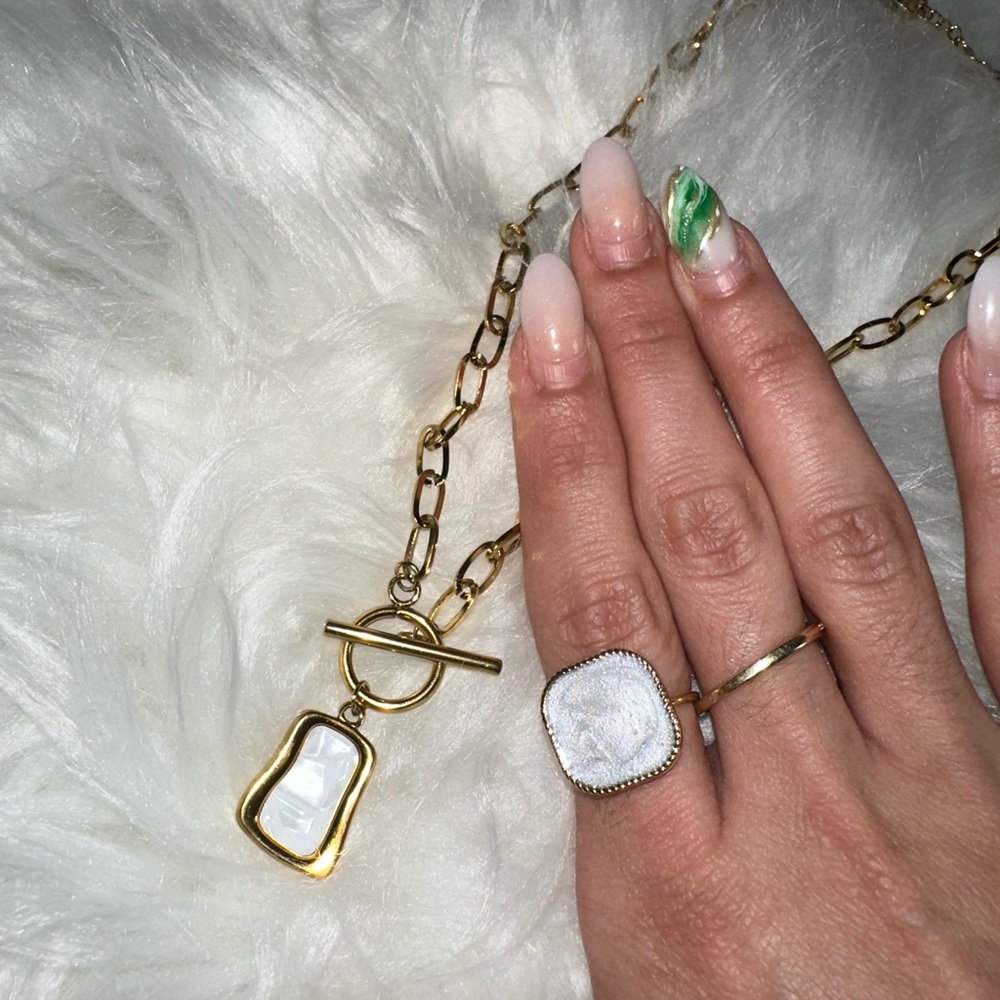 SET ALERT Gold Necklace with Rectangular Links and Toggle Clasp